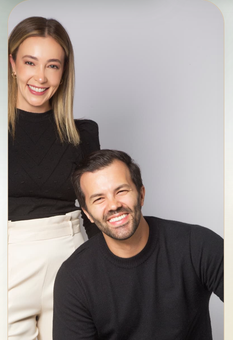 Andressa e Vinicius sorrindo lado a lado