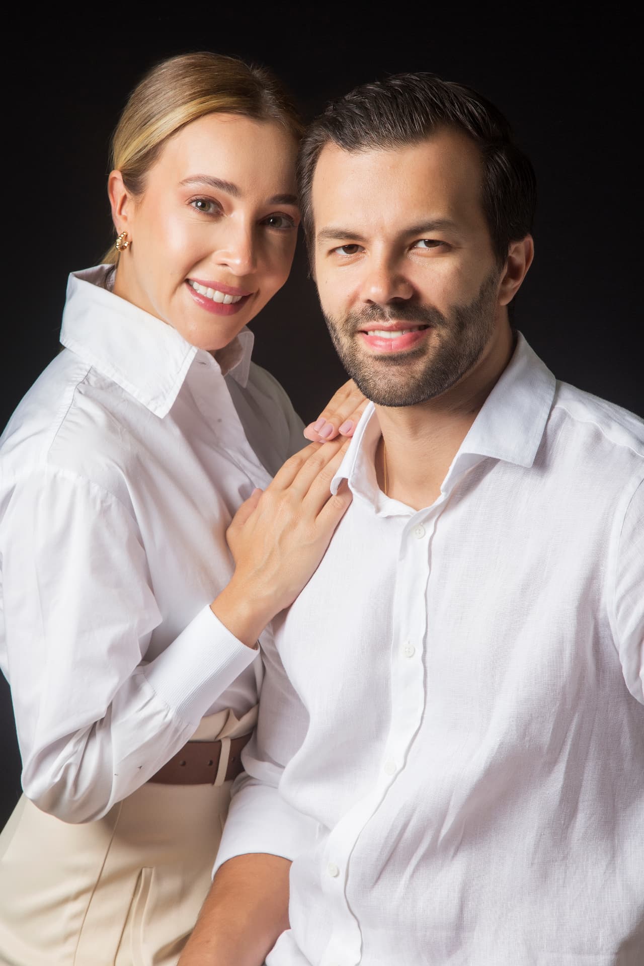 Andressa e Vinicius de branco, sorrindo juntos