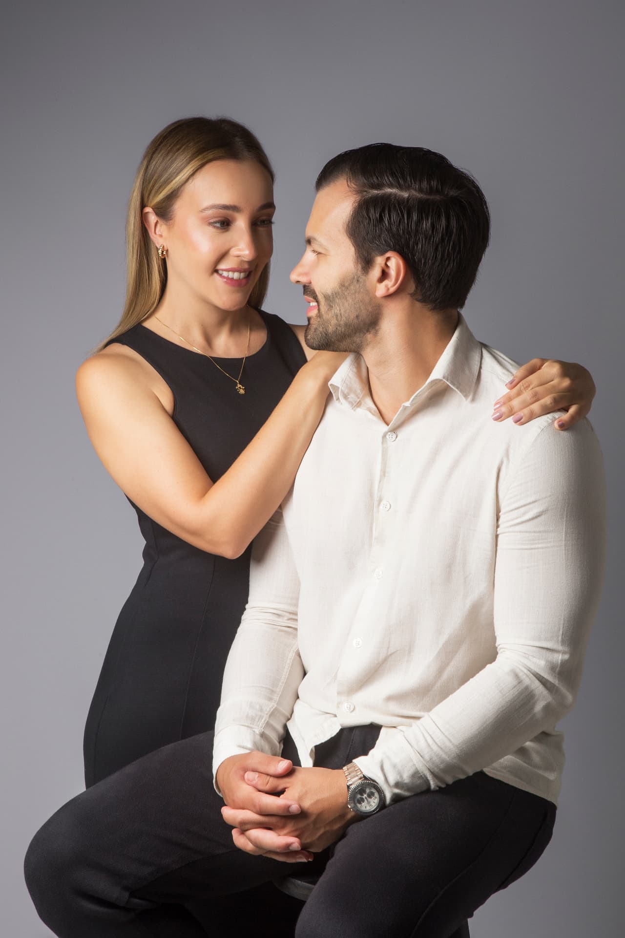 Andressa e Vinicius se olhando, ela abraçando os ombros dele