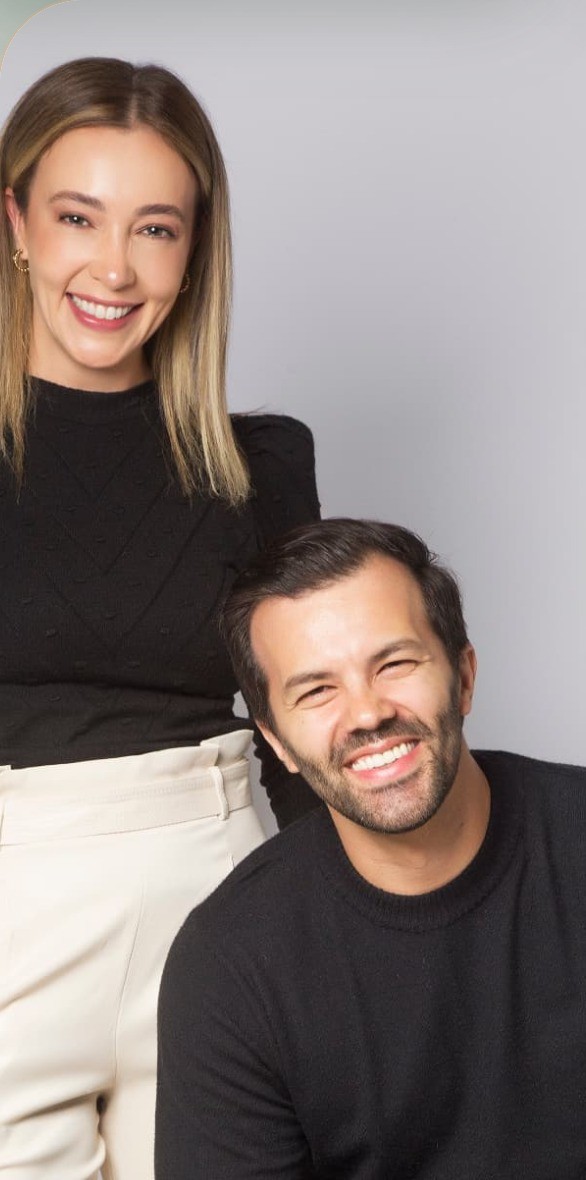 Andressa e Vinicius se olhando, ela abraçando os ombros dele